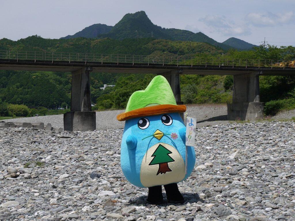 仁淀ブルーに染まった横倉山の妖精「よコジロー」