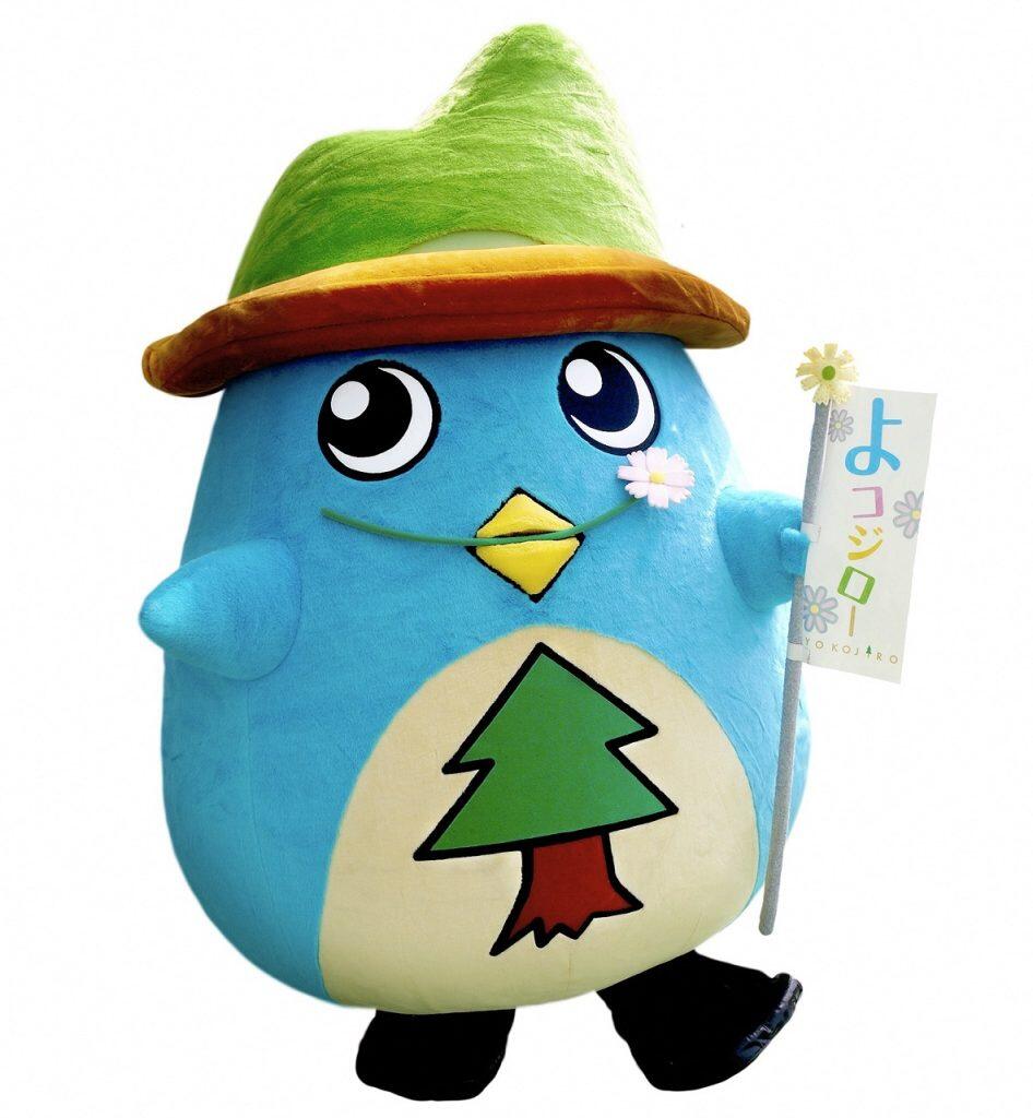 「よコジロー」は、仁淀ブルーに染まった体と、横倉山の形をした帽子、町内の大きな杉の木に激突した時にくっついたお腹の杉が特徴的な、メジロの姿をした越知町のイメージキャラクター