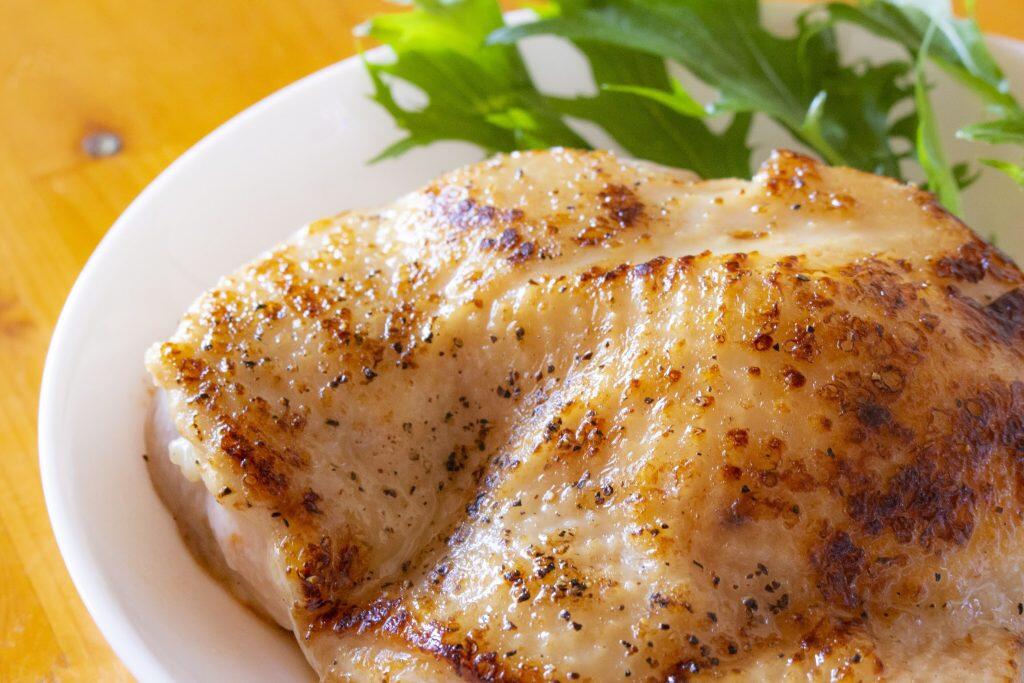 程よい弾力があり、噛めば噛むほど広がる地鶏らしい強い旨味が特徴の「土佐はちきん地鶏」