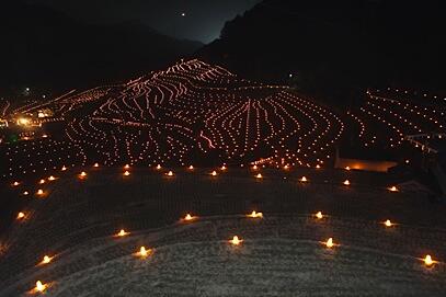 約5000本のキャンドルが並ぶ幻想的な「貝ノ川棚田キャンドルまつり」(津野町)