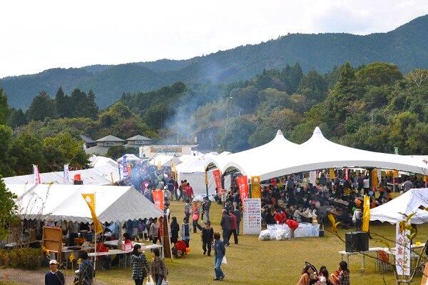 四万十町自慢の食材が並ぶ「米こめフェスタ」(四万十町)