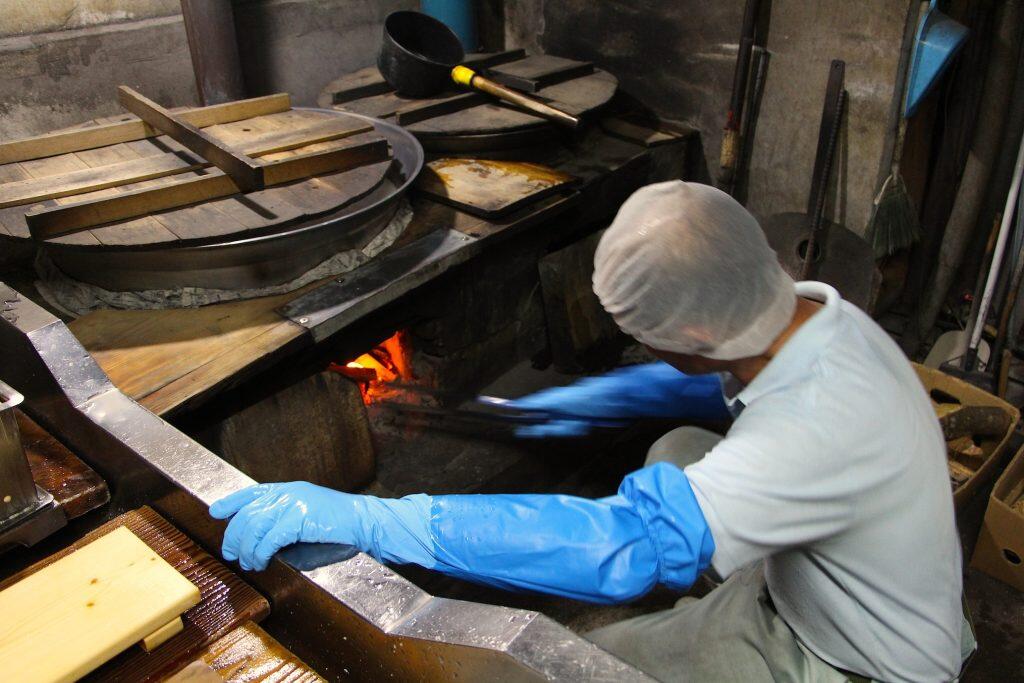 通常は、大豆をすりつぶしたあと、加熱してから搾り、豆乳とおからに分けるのが一般的ですが、三島さんは、大豆をすりつぶしたあとに搾る