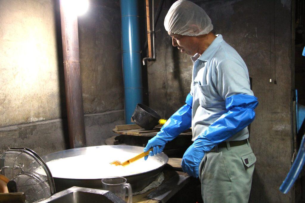 通常は、大豆をすりつぶしたあと、加熱してから搾り、豆乳とおからに分けるのが一般的ですが、三島さんは、大豆をすりつぶしたあとに搾る