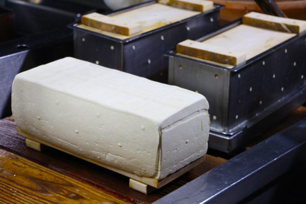 そして、どぶろくのアテにもぴったりなのが、お箸でつかんでも崩れないほど固い「岩原のお豆腐」です。