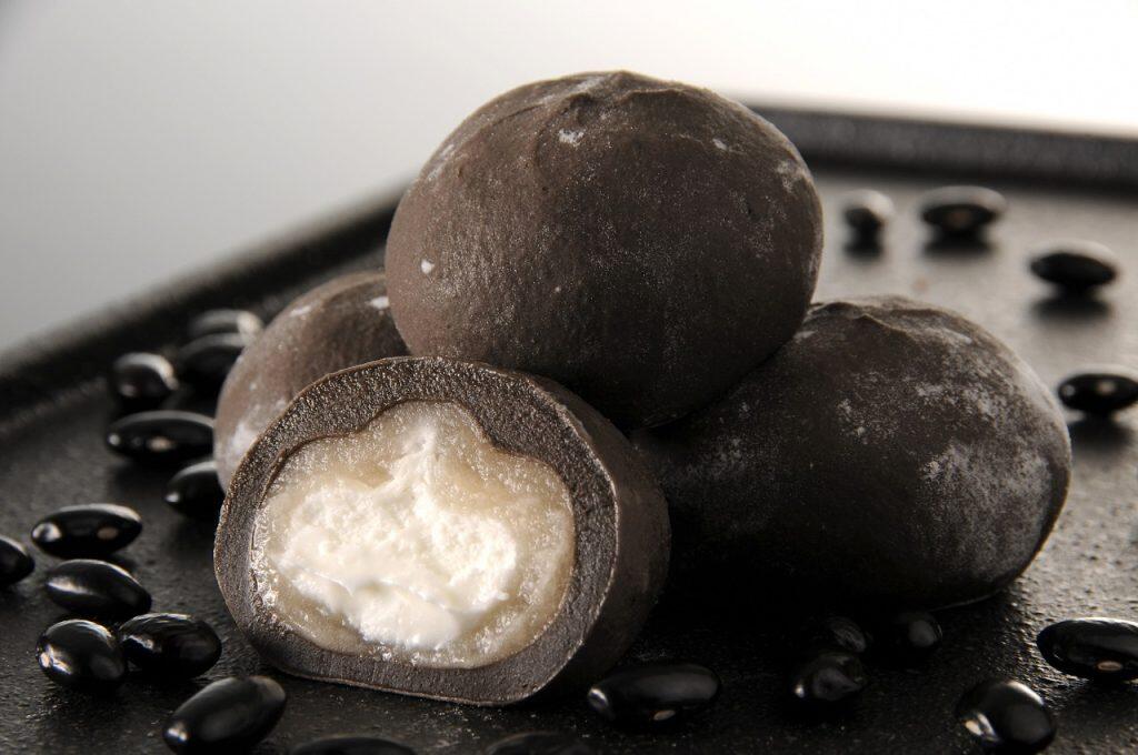 銀不老の粉末とブラックココアを練り込んだ餅生地で白餡とクリームを包み込んだ「銀不老大福」は、JAL国内線ファーストクラスの機内食に採用(2014年)されたほどの折り紙つき!!