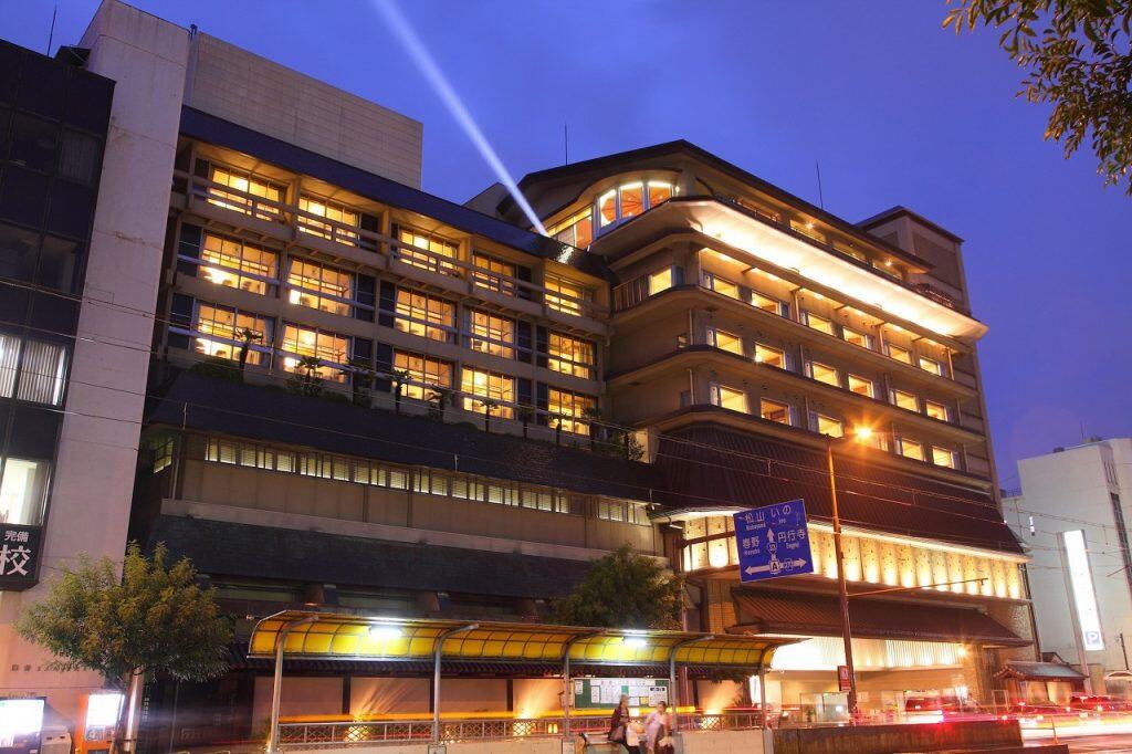 こんなに体に良く、縁起も良い銀不老豆の美味しさを知ってもらおうと様々な商品が開発されていて、中でも人気なのが「銀不老ロールケーキ」と「銀不老大福」!! この商品は、明治7年創業の高知市内の老舗旅館「城西館」で作られています。