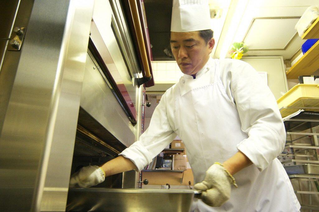 こんなに体に良く、縁起も良い銀不老豆の美味しさを知ってもらおうと様々な商品が開発されていて、中でも人気なのが「銀不老ロールケーキ」と「銀不老大福」!! この商品は、明治7年創業の高知市内の老舗旅館「城西館」で作られています。