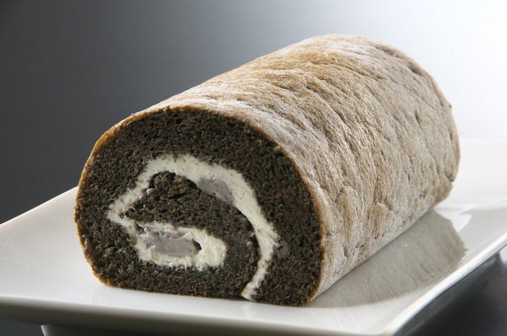 「銀不老ロールケーキ」は生地に銀不老の粉末とブラックココア、竹炭を練り込み、中の餡にも銀不老の粉末を使うほどのこだわりで、隠し味の醤油がほのかに香る上品な美味しさが魅力。