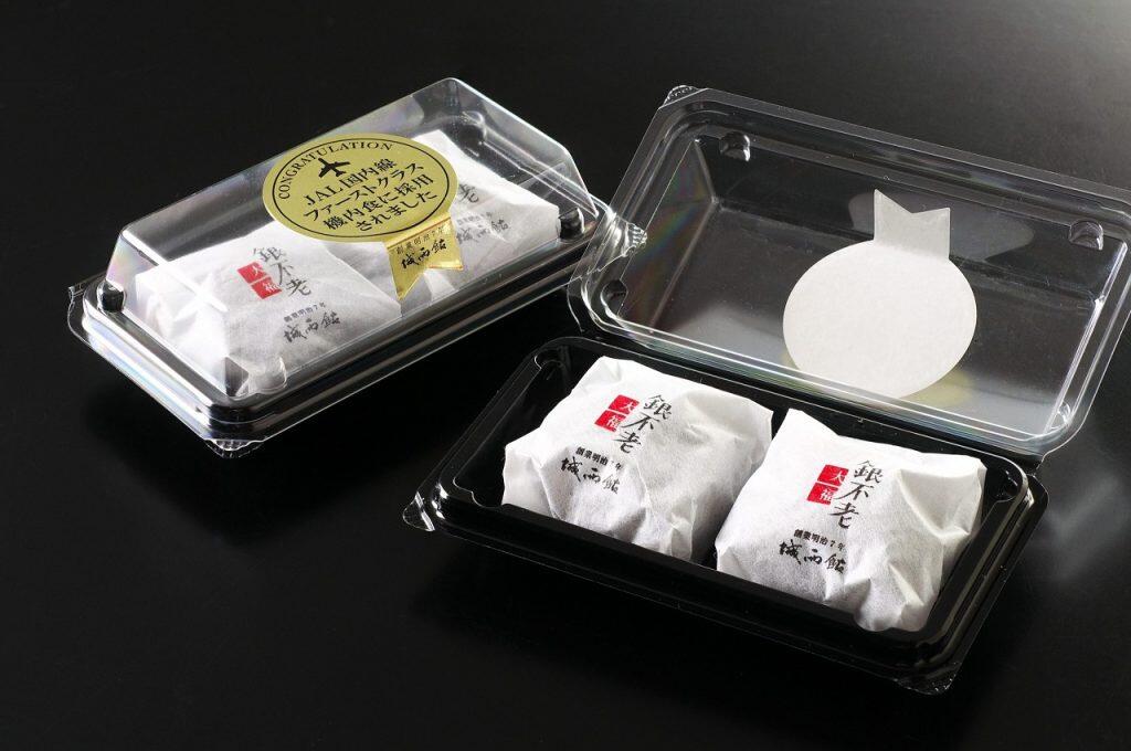 銀不老の粉末とブラックココアを練り込んだ餅生地で白餡とクリームを包み込んだ「銀不老大福」は、JAL国内線ファーストクラスの機内食に採用(2014年)されたほどの折り紙つき!!