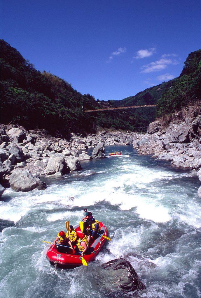 漕艇やレスキューの技術を身に付けたガイドさんと共に数名でラフトに乗り、ガイドさんの指示のもと、同乗している仲間と力をひとつにしてパドルを動かし川を下ります。