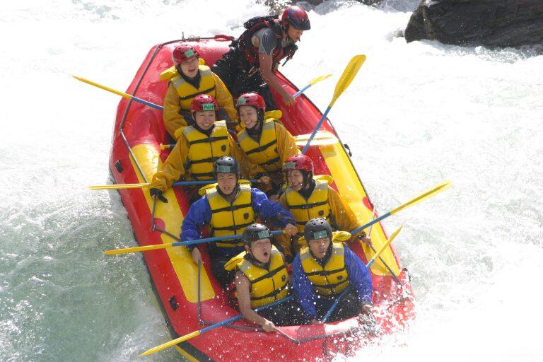 ラフティングの醍醐味といえば、スリルと壮快感!白く波立つ激流を下りながら岩と岩の間を通り抜けたり、吸い込まれそうな早瀬に突入したりと大興奮!