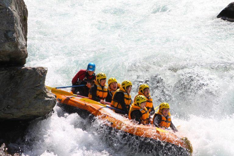 ラフティングの醍醐味といえば、スリルと壮快感!白く波立つ激流を下りながら岩と岩の間を通り抜けたり、吸い込まれそうな早瀬に突入したりと大興奮!