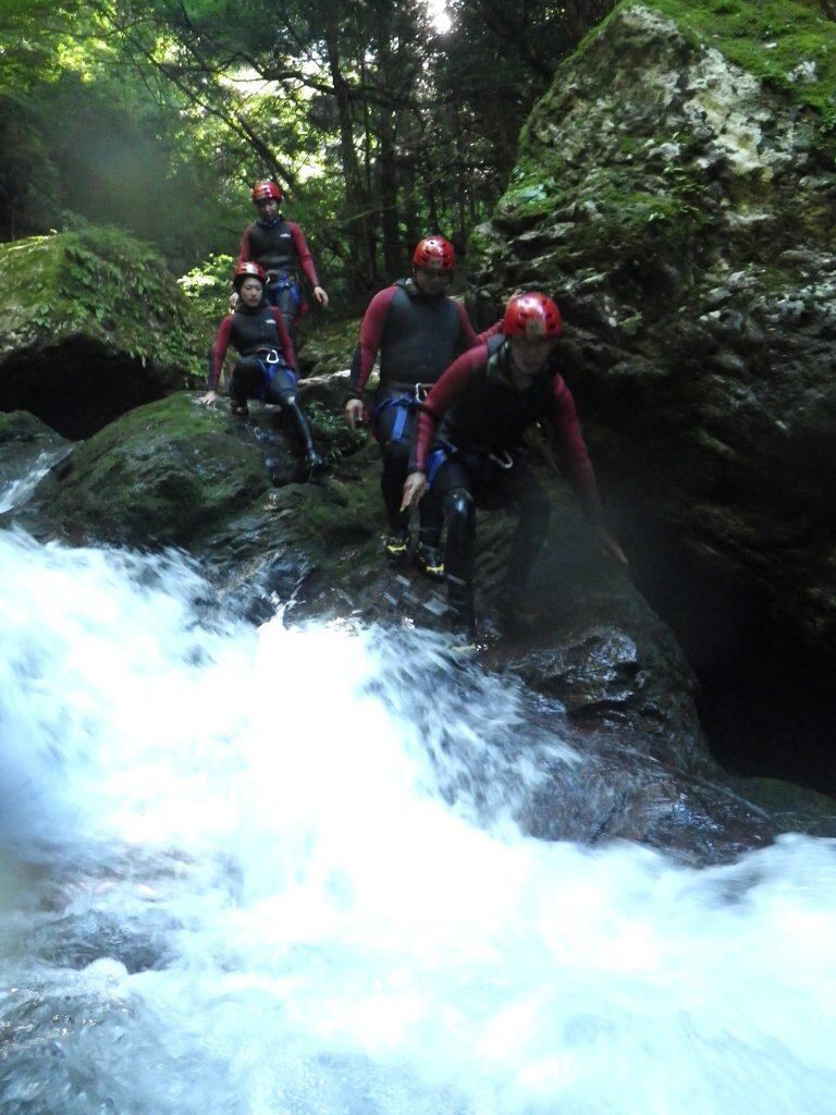 マイナスイオンたっぷりの水しぶきを浴びて癒されたり、川の流れが緩やかなポイントでは美しい川や景色を眺めることもできるので、アクティブなスリルを求める男性だけでなく、女性にも大人気です。