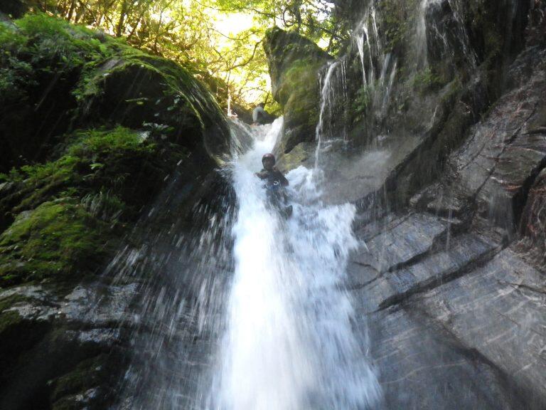 マイナスイオンたっぷりの水しぶきを浴びて癒されたり、川の流れが緩やかなポイントでは美しい川や景色を眺めることもできるので、アクティブなスリルを求める男性だけでなく、女性にも大人気です。