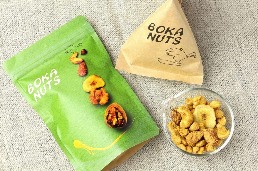 ローストしたピーナッツ、クルミ、カシューナッツ、アーモンド、バナナチップに、