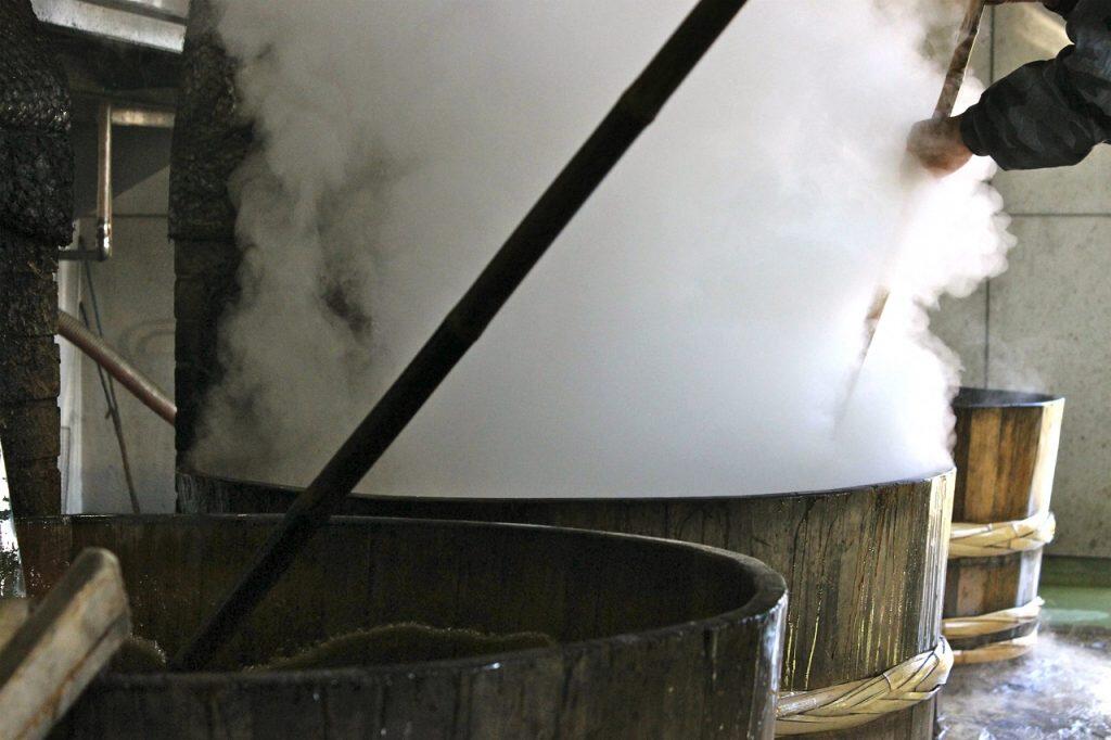 3つの釜を使用し、なんと約15時間もかけて丁寧に炊き上げられます。