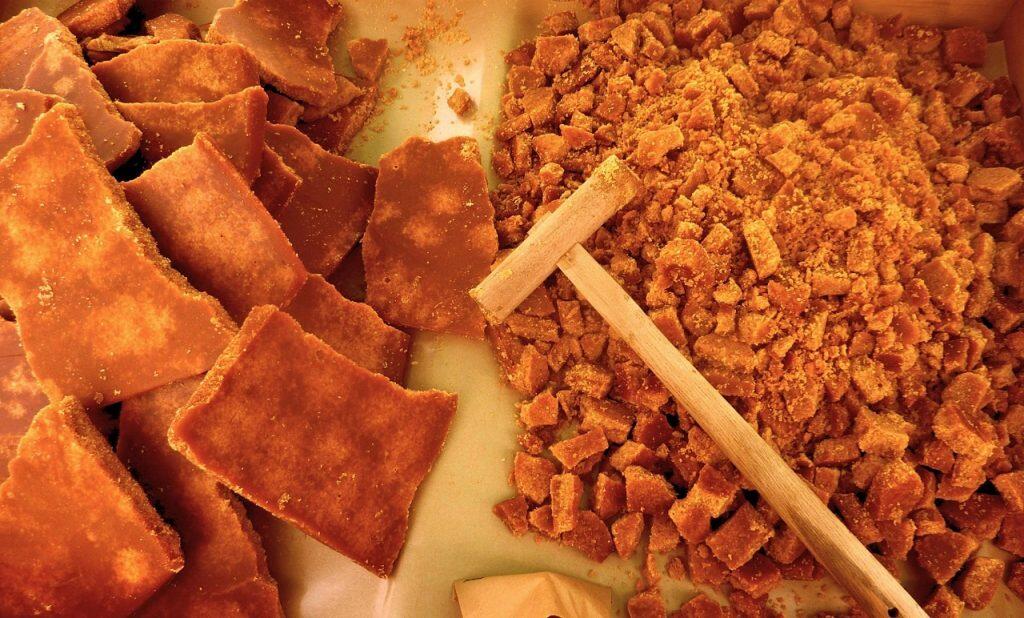 工程において出てくる不純物もしっかり取り除くなど、栽培から製糖まで手間ひまかけて上質な黒砂糖が作られています