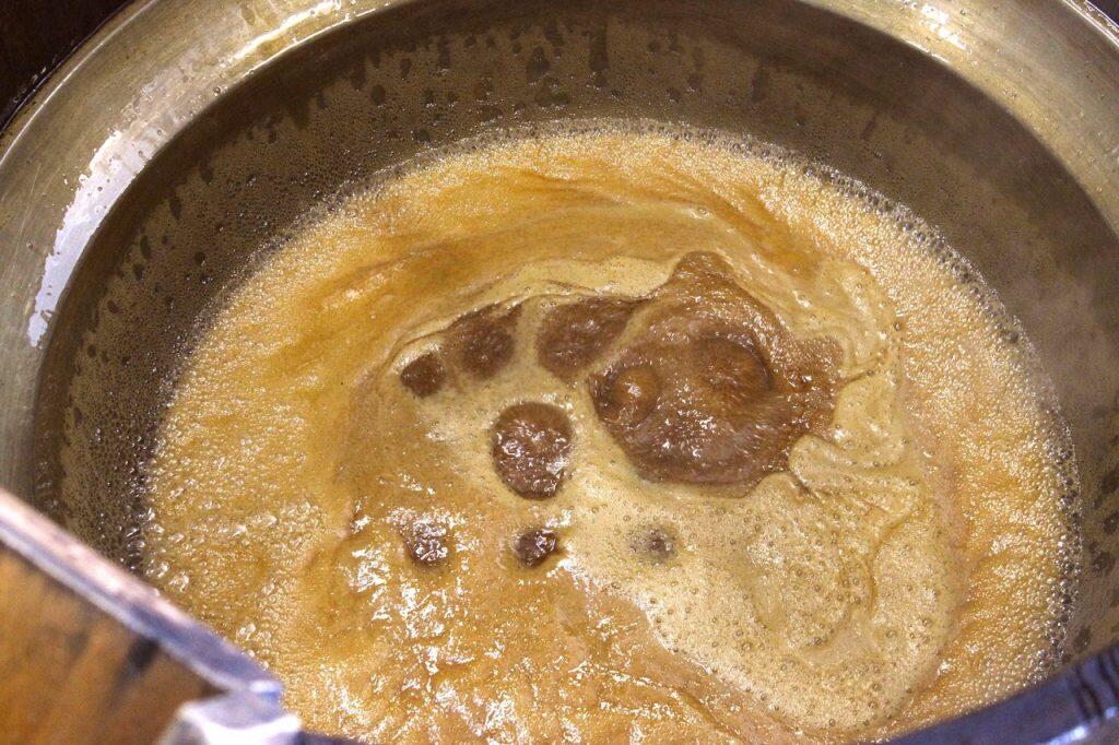 搾り汁を炊き上げていくと、黒砂糖ができる少し前に釜の中で「ボカッ、ボカッ」と音を立てて大きな気泡が弾けます