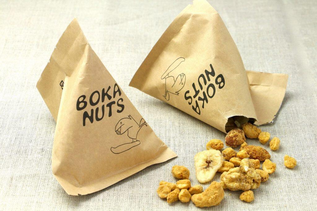 ローストしたピーナッツ、クルミ、カシューナッツ、アーモンド、バナナチップに、