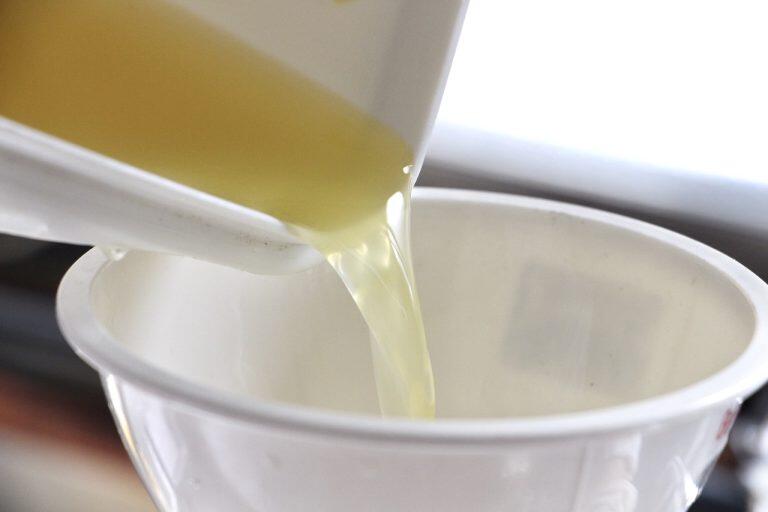 ゆずの果汁に海洋深層水塩を加えた、酵素たっぷりの液