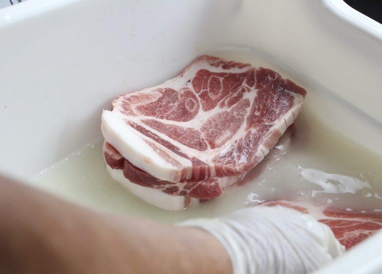 酵素たっぷりの液に浸した後、冷蔵で24~36時間寝かせ