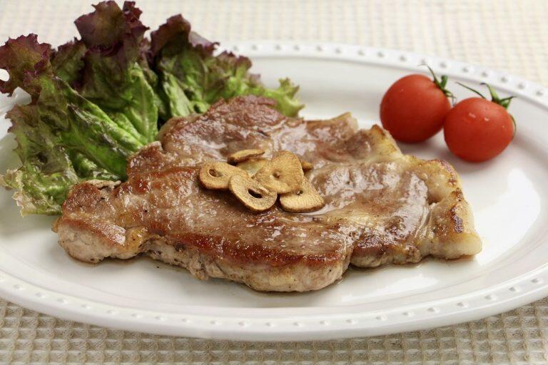 果汁に浸して熟成した「ユーチカ」の極上・旨味豚ステーキ!