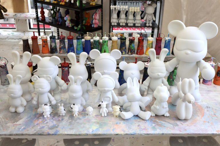 フィギュアによっては大きさが異なるタイプや、貯金箱付きのもの、可動式のものなどもある