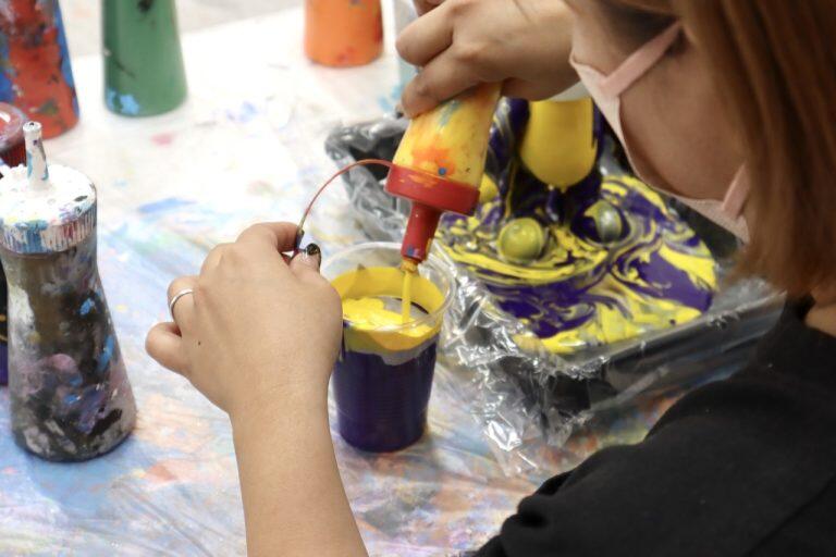 21色あるアクリル絵具からお好きな色を選んでコップに注ぎ