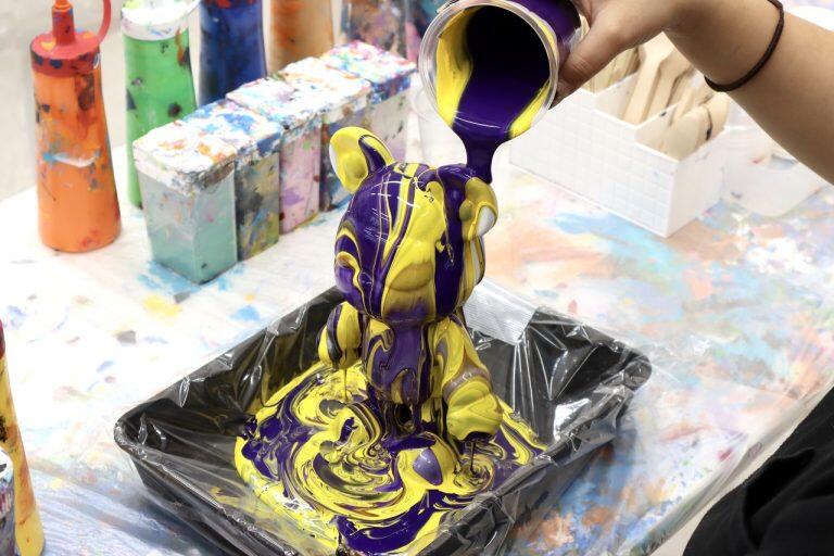 21色あるアクリル絵具をフィギュアにかけていきます。