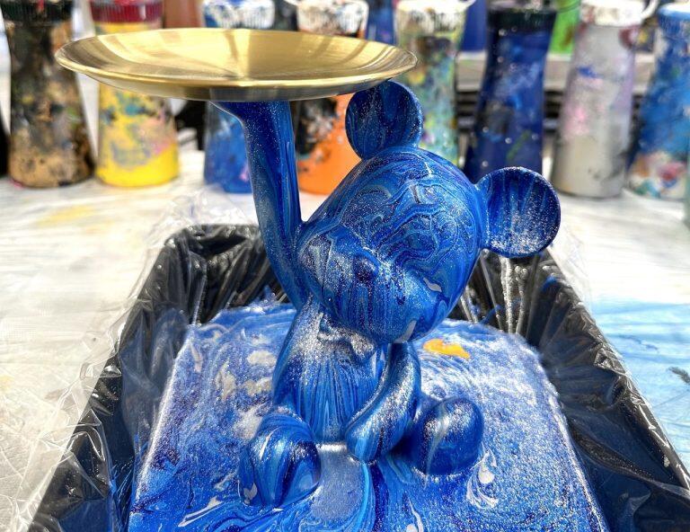 通常タイプには、トレー付きのフィギュアもあります