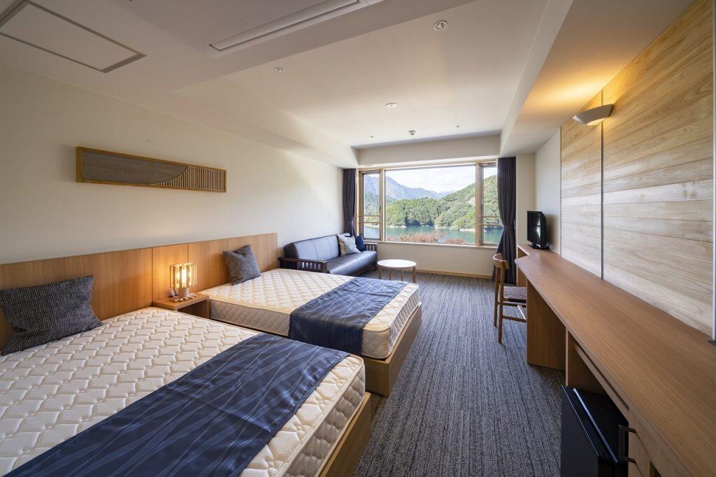 大自然を存分に満喫したら、穏やかな早明浦ダム湖を望める「さめうら荘」