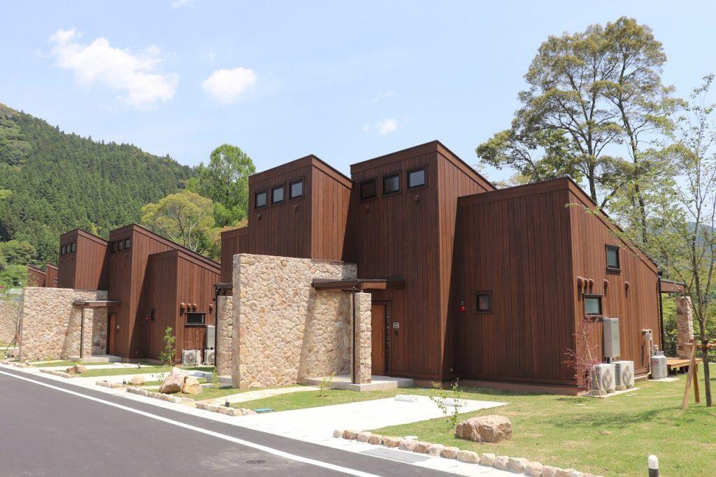 おしゃれなコテージで寛げる「モンベル アウトドアヴィレッジ本山」