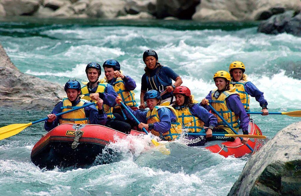 日本三大暴れ川の1つとして知られる吉野川でのラフティングやカヌー