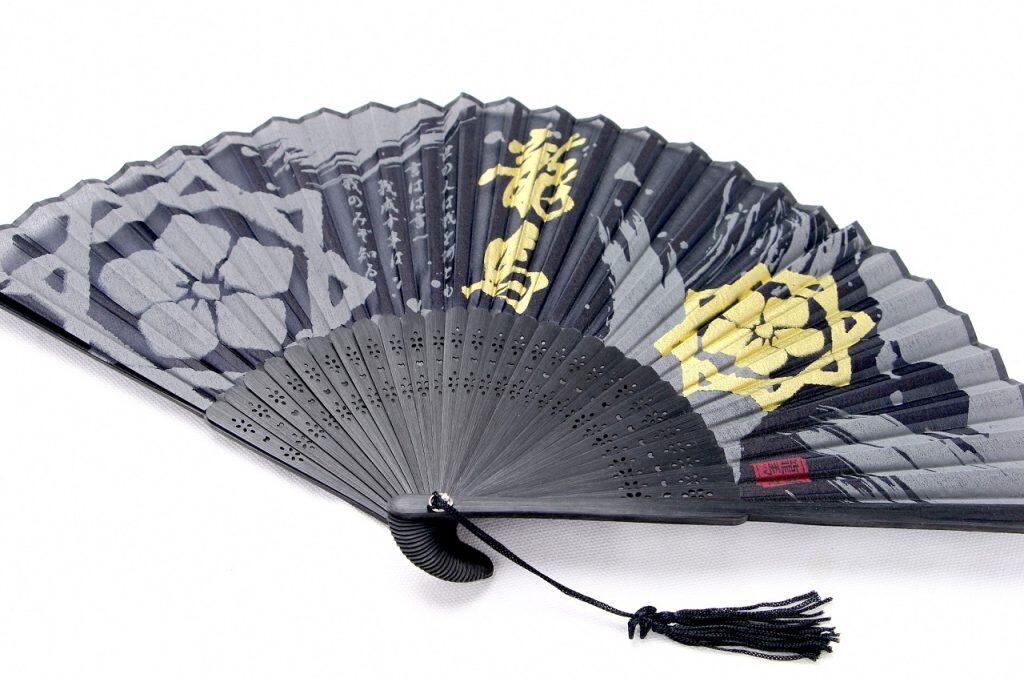 暑い季節にピッタリな扇子には、坂本龍馬が10代後半の時に詠んだ和歌といわれている「世の人は我を何とも言はば言へ 我成す事は我のみぞ知る」という名言が家紋とともにしたためられています