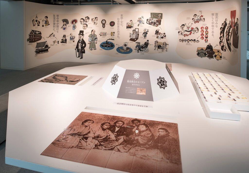 パズルや龍馬の筆跡シールで名刺を作るコーナー