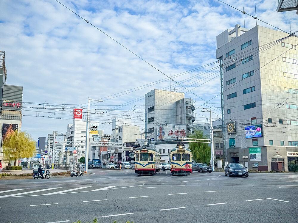 路面電車や車が行き交う「はりまや橋交差点」の様子（通常）