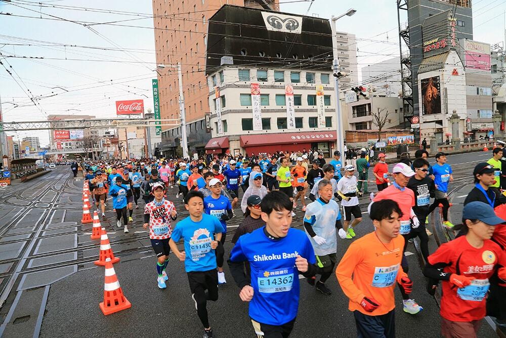 はりまや橋交差点の真ん中を走るマラソン選手の様子