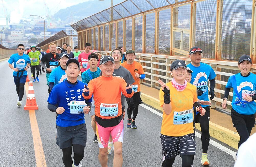 浦戸大橋からの景色を楽しみながら渡るマラソン選手の様子