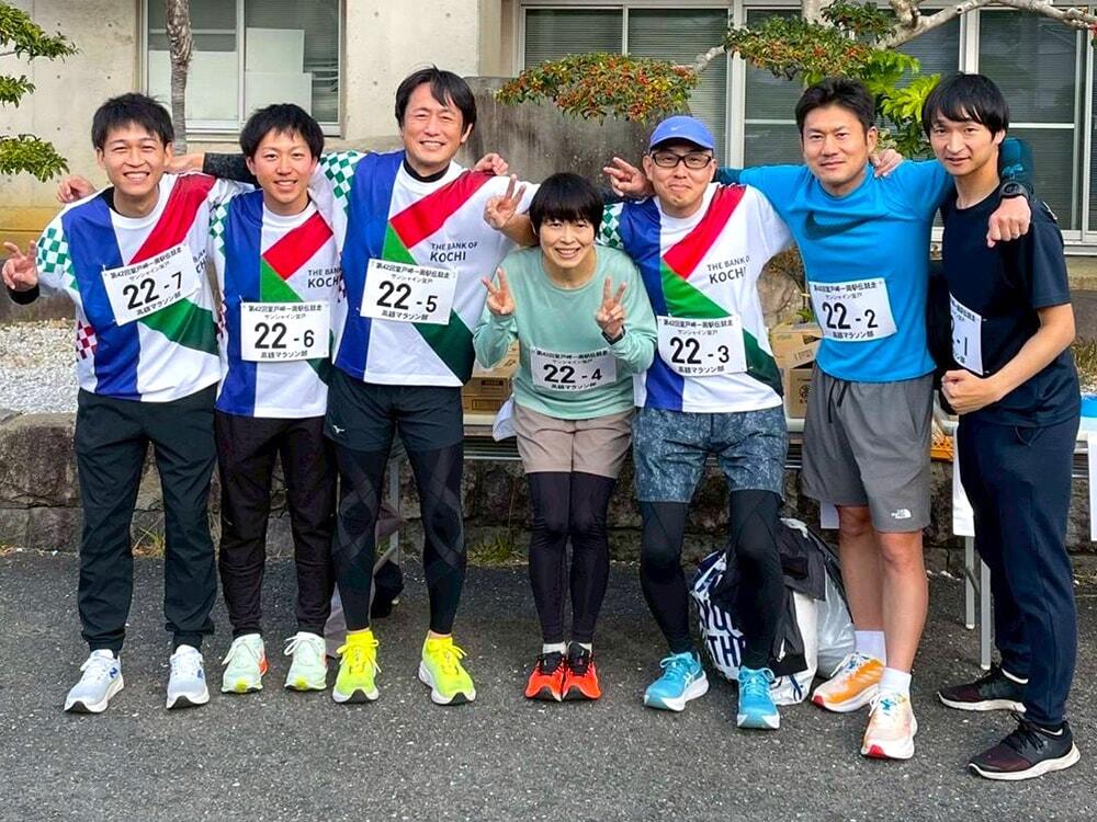 笑顔で集合写真を撮る高知銀行のマラソン部員