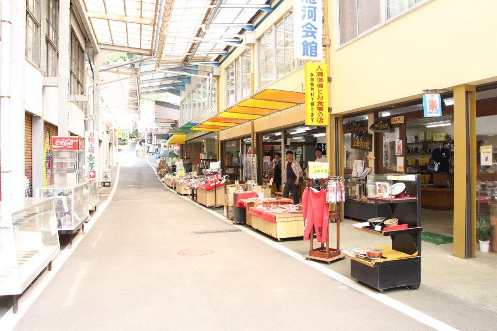 高知の名産品がずらりと並ぶ土産店