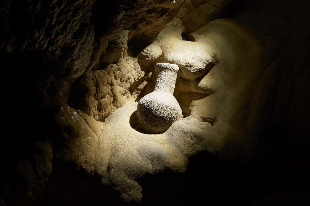 シャンデリアやクラゲのように見える鍾乳石