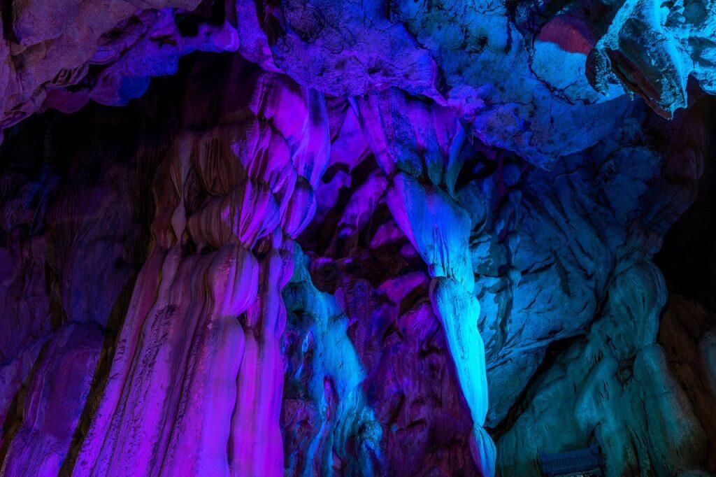 美しい照明に彩られた、高さ11mにもなる「天降石」