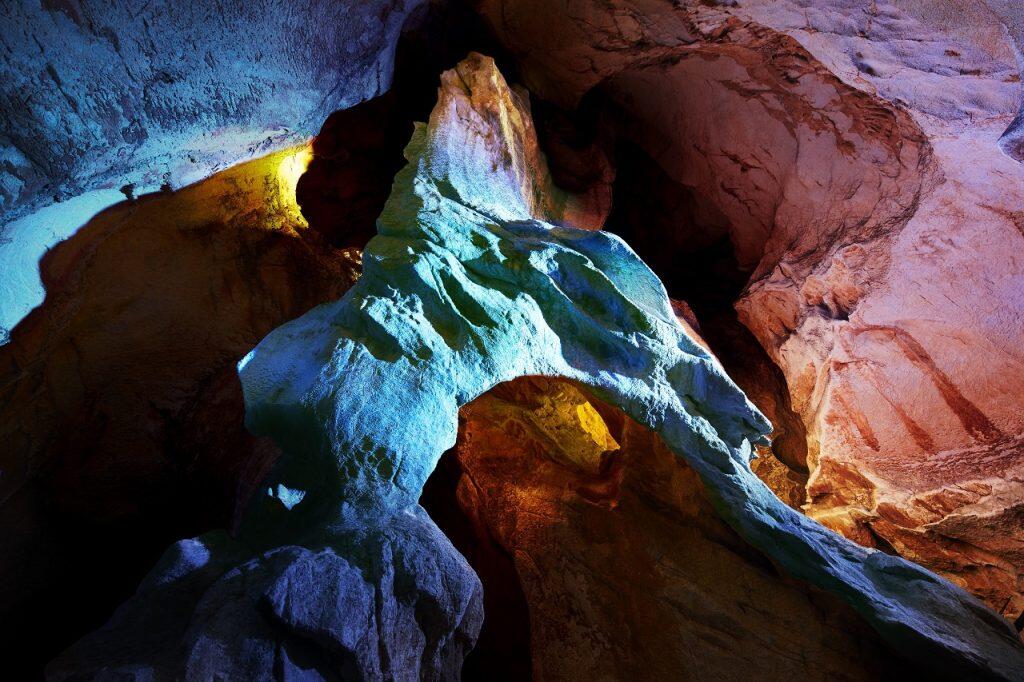 水の浸食により石灰岩が削られて弦のような形状になった「雲の掛橋」