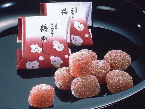 『奉祝菓 梅不し』は、元禄初年創業の『西川屋老舗』自慢の餅菓子