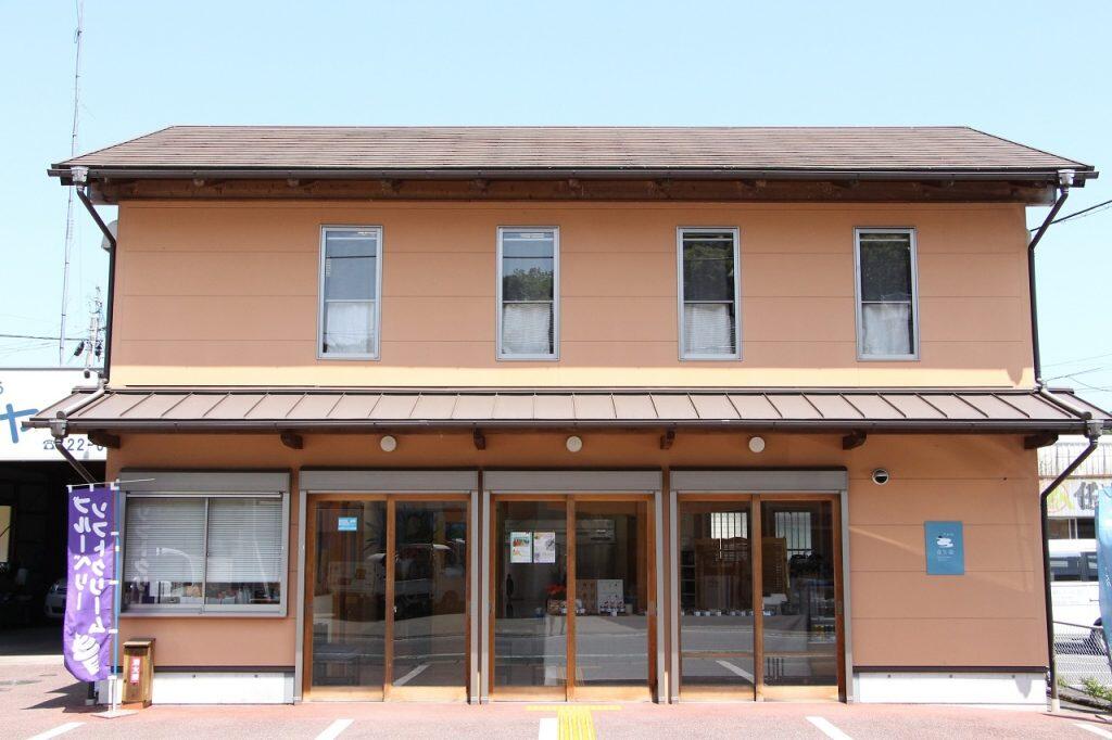 「島崎商事」では、この「ブルーベリージャム」を使ったソフトクリームや焼き菓子などを販売している「霧生園(きりゅうえん)」も運営