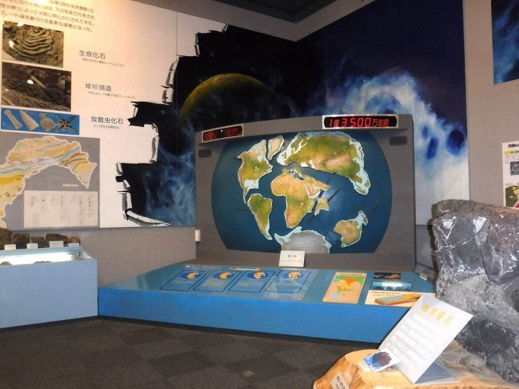 約2億5000万年前に存在したといわれる超大陸・パンゲアが分裂・移動する様子を見られる大陸装置