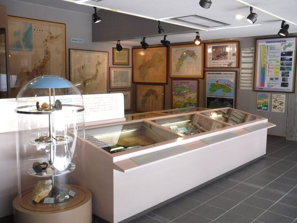 ナウマン博士や小林博士に関する資料、世界最古の化石、人気の三葉虫やアンモナイトの化石を展示している研究史コーナー