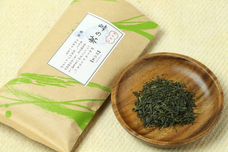 煎茶「峠の茶」は、創業時にシャシャブガ峠の緩やかな傾斜地に実を蒔き育てた茶畑のお茶です。