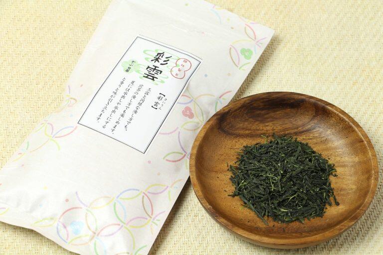 かぶせ茶「彩雲」は摘み取り前、20日間程覆いをした新芽で作られ、海藻の海苔と同じ香りを持っています