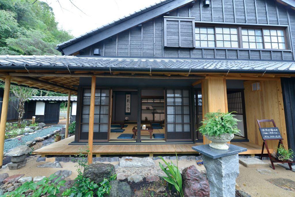 江戸時代中期に建てられた酒造商家を改修した古民家カフェ「旧浜口家住宅」